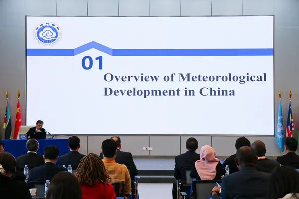中國(guó)氣象局副局長(zhǎng)張祖強(qiáng)在第8期臺(tái)風(fēng)業(yè)務(wù)國(guó)際培訓(xùn)班授課.jpg
